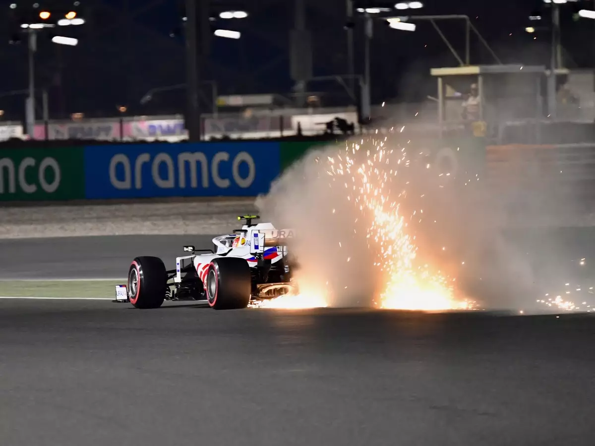 Foto zur News: Warum funkt's bei Formel-1-Autos? Funkenschlag am Unterboden erklärt!