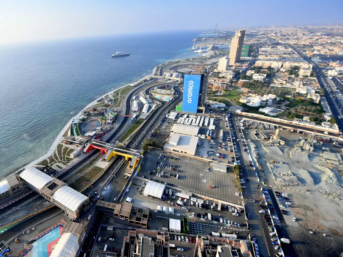 Blick aus der Vogelperspektive auf den Jeddah Street Circuit in Dschidda vor dem ersten Formel-1-Rennen dort im Jahr 2021 Foto zur News: Kommentar: Wie gut ist die Strecke in Dschidda - und ist sie bereit?