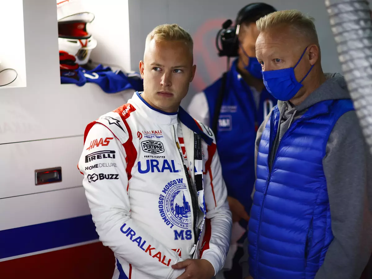 Nikita Masepin mit Vater Dmitri Masepin Foto zur News: Haas prüft mögliche Umsetzung des Prämienvorschlags von Dmitri Masepin