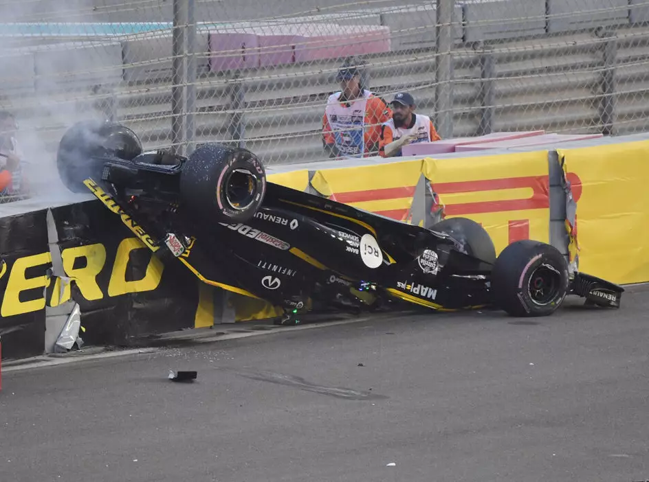 Nico Hülkenberg (Renault) überschlägt sich beim Formel-1-Rennen in Abu Dhabi 2018 Foto zur News: Hülkenberg und die hängende Kuh: "Überschläge sind harmlos!"