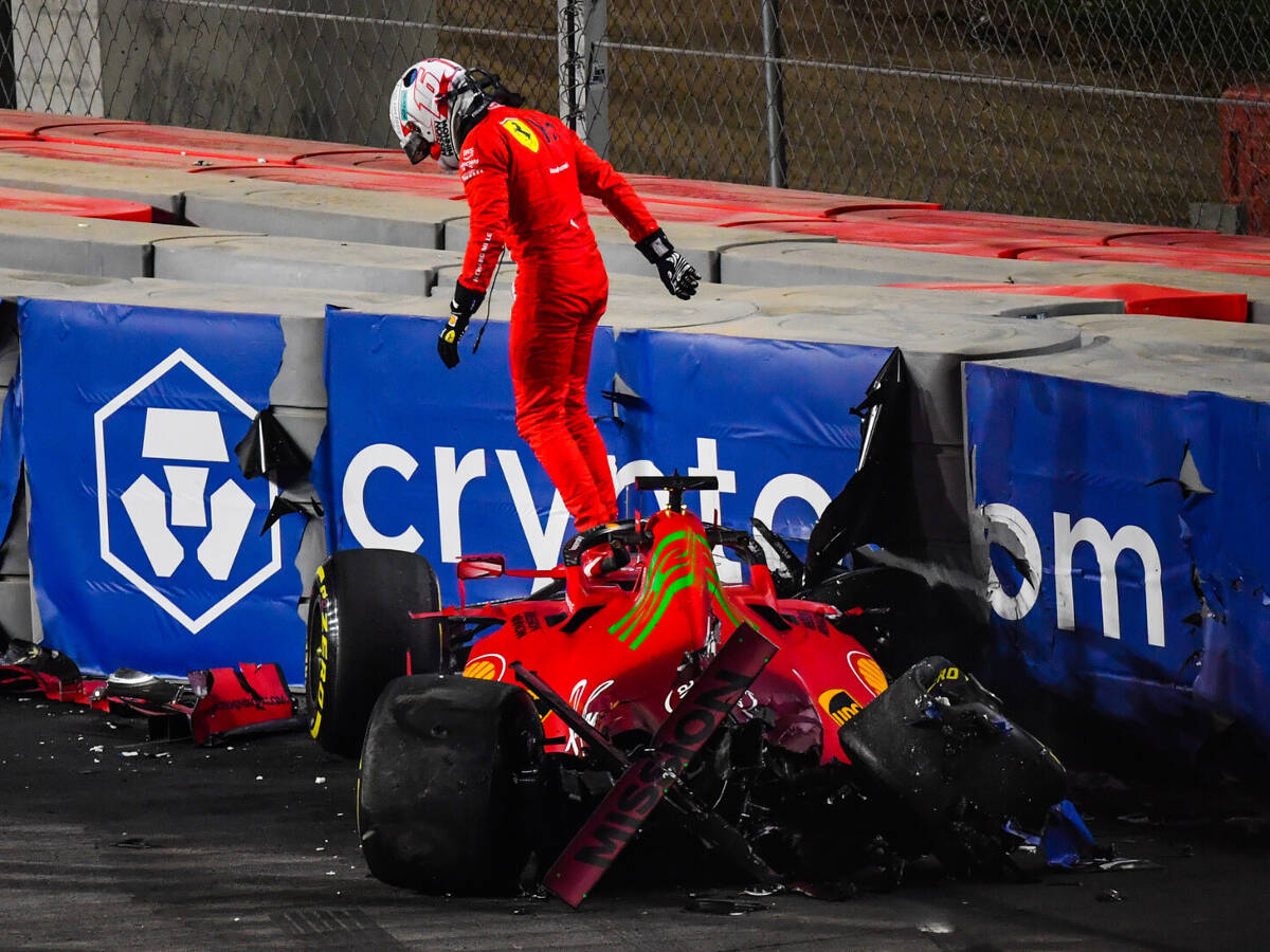 Foto zur News: Nach Crash: Charles Leclerc entschuldigt sich beim Ferrari-Team