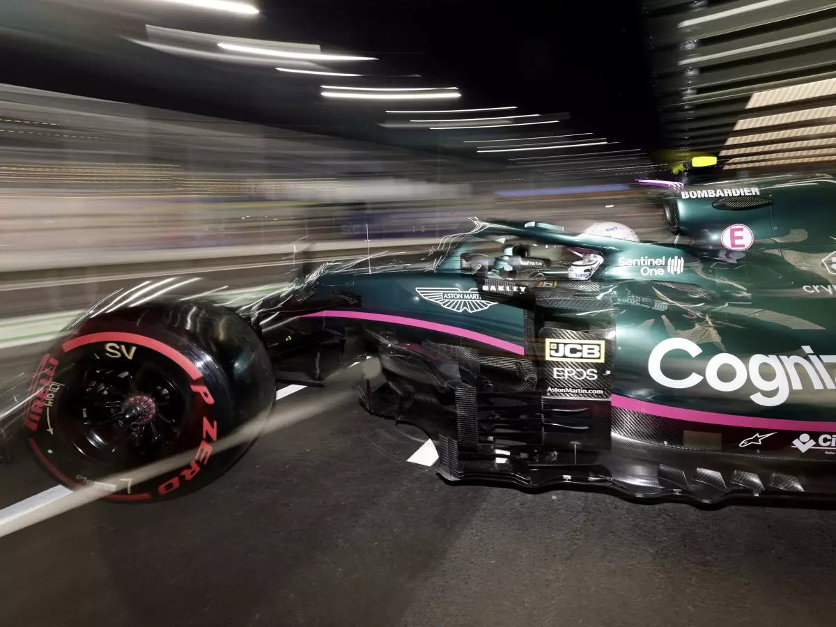 Sebastian Vettel im Aston Martin AMR21 in Dschidda 2021 Foto zur News: Sebastian Vettel erklärt P17: "Hätten keinen Blumentopf gewonnen"