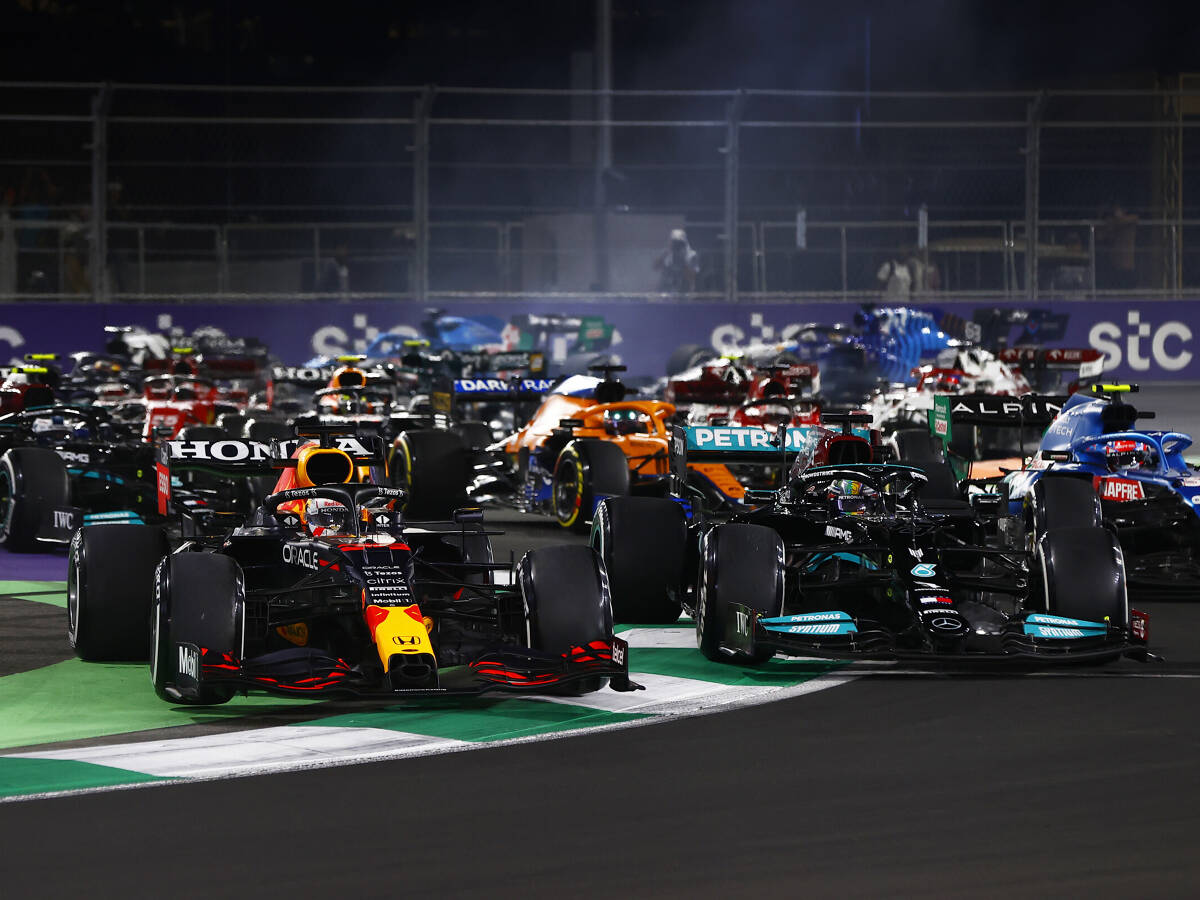 Foto zur News: F1 Saudi-Arabien: Hamilton gewinnt völlig irres Duell mit Verstappen!