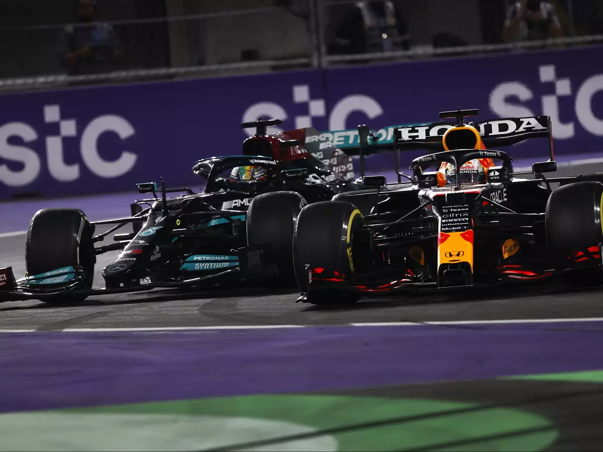 Max Verstappen, Lewis Hamilton Foto zur News: Johnny Herbert über Verstappen vs. Hamilton: Chancen auf Crash "sind hoch"