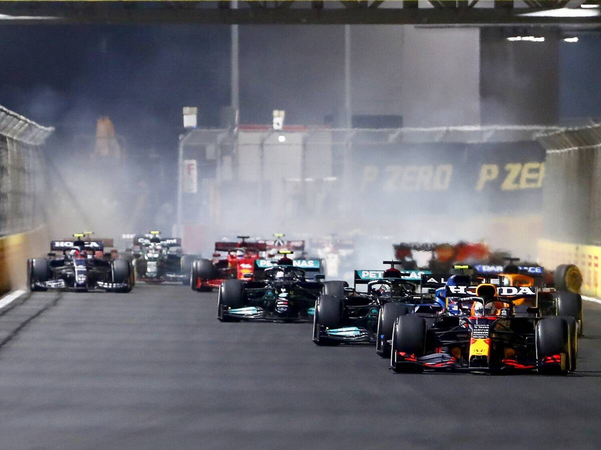 Foto zur News: Ocon: Mit neuen Autos kann Formel 1 "den Fußball überholen"