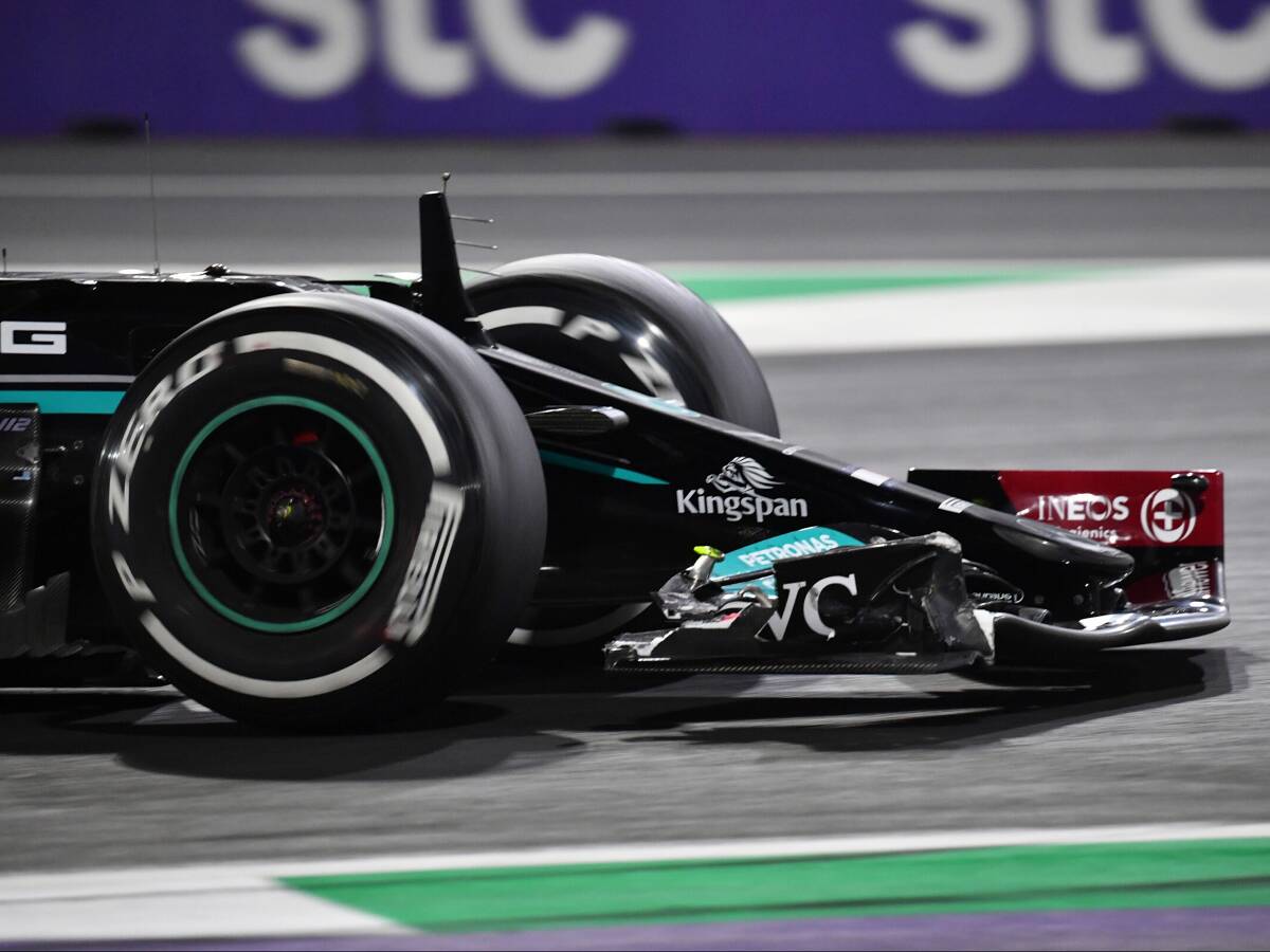 Foto zur News: Mercedes: Hamilton wusste nicht, wie groß sein Flügelschaden war