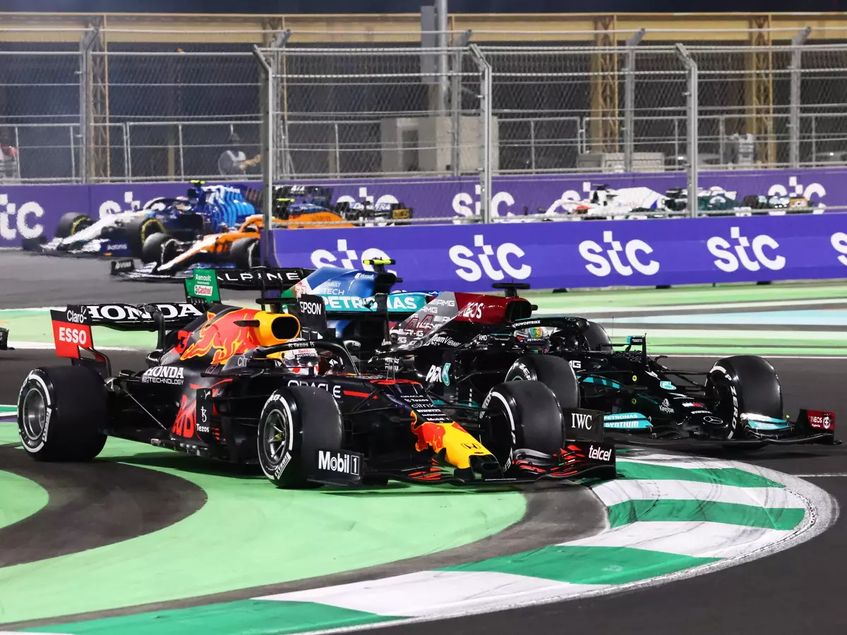 Max Verstappen, Lewis Hamilton Foto zur News: Villeneuve: "Wollen wir eine gute Formel 1 oder nur eine Hollywood-Show?"