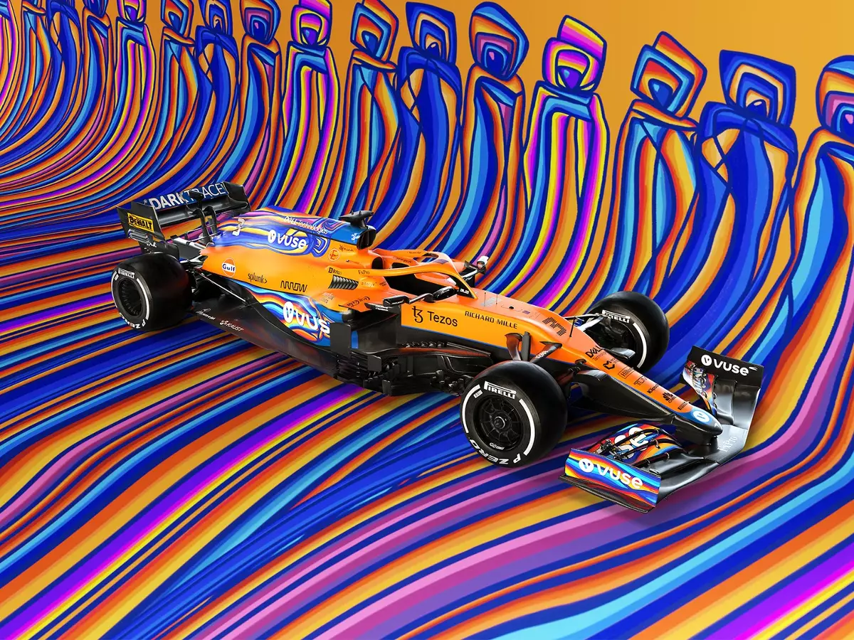 Foto zur News: Sonderlackierung in Abu Dhabi: Der McLaren MCL35M wird zum Kunstwerk