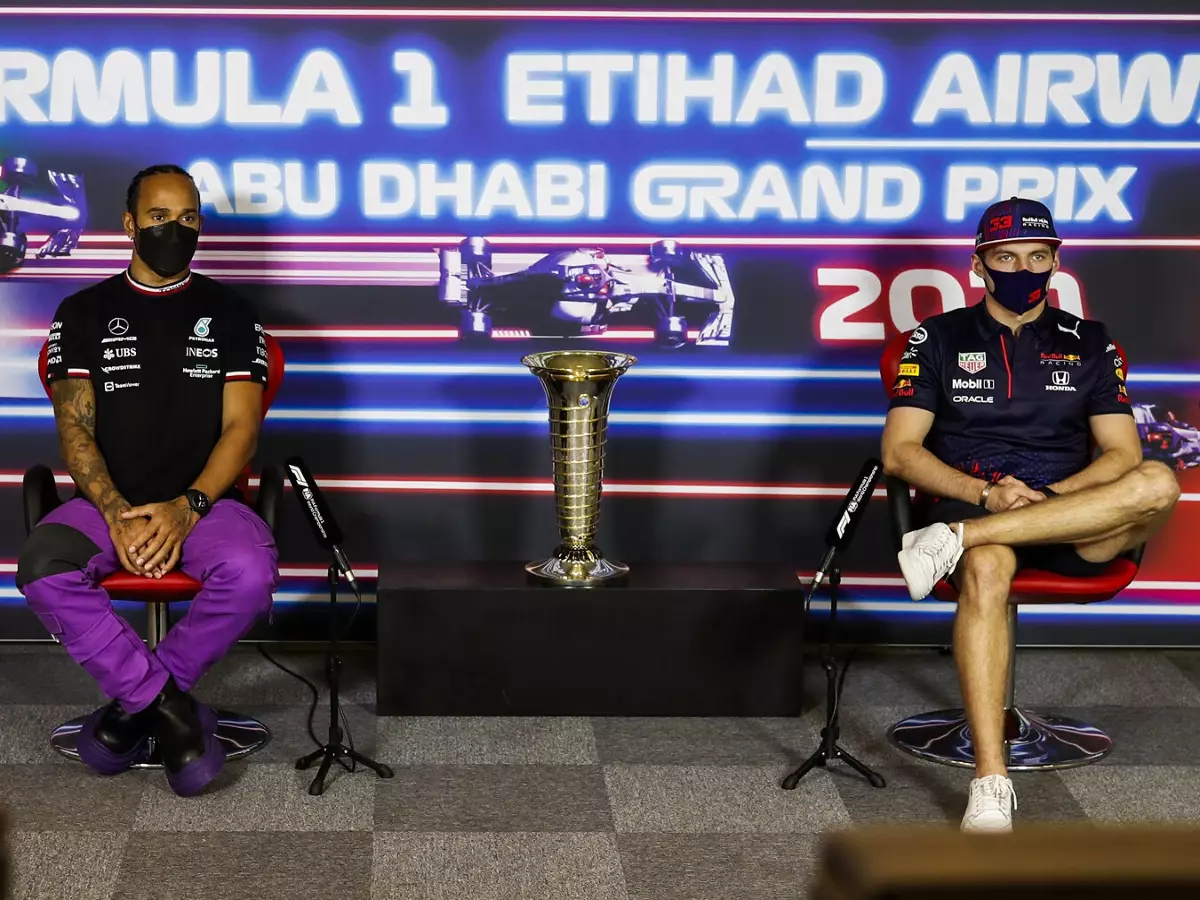 Lewis Hamilton und Max Verstappen in der Pressekonferenz vor dem finalen Formel-1-Rennen der Saison 2021 in Abu Dhabi Foto zur News: Hamilton vs. Verstappen: So lief das "Duell" in der Pressekonferenz!