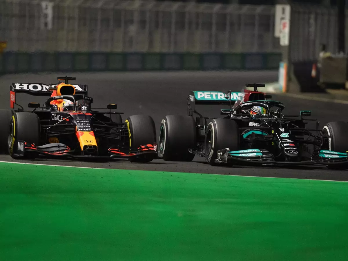 Lewis Hamilton, Max Verstappen Foto zur News: Hamilton oder Verstappen? Formel-1-Fahrer tippen den Weltmeister!