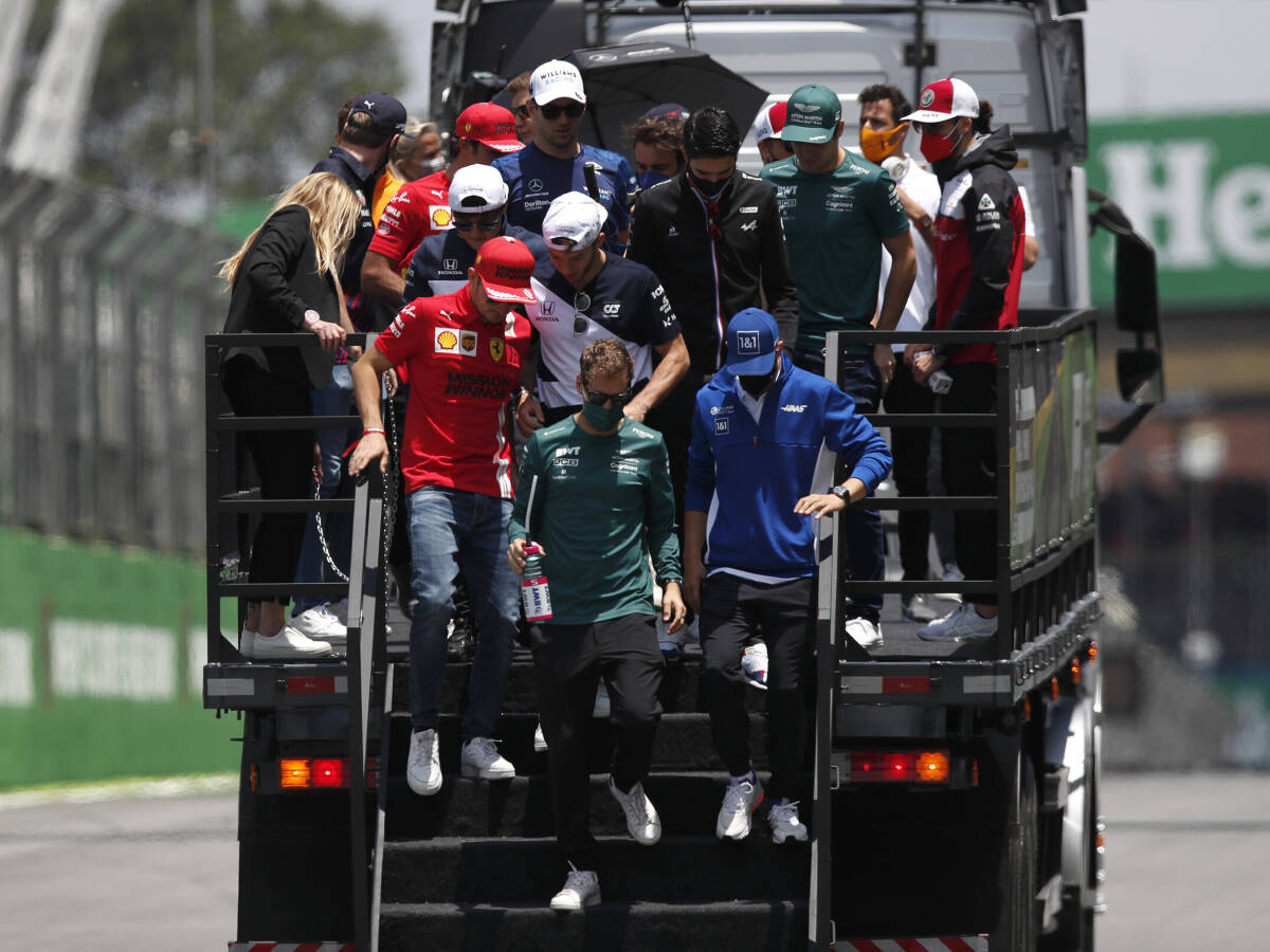 Foto zur News: Sebastian Vettel #AND# Formel-1-Kollegen bitten: "Lasst euch impfen!"
