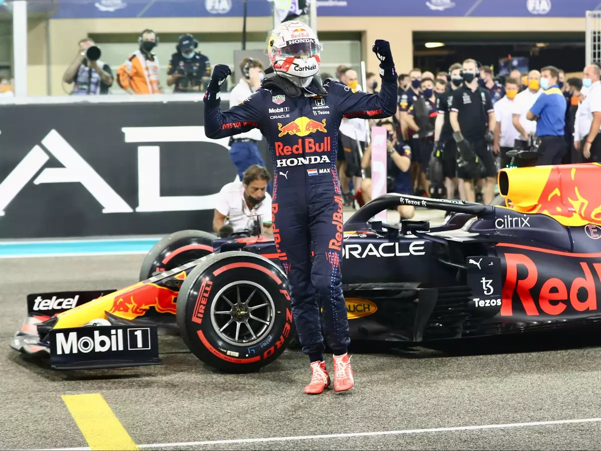 Foto zur News: Lewis Hamilton skeptisch: War Red Bulls Soft-Taktik vielleicht gewollt?