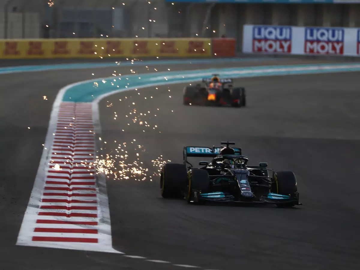 Lewis Hamilton, Max Verstappen Foto zur News: Carlos Sainz über WM-Duell: "Auf der Strecke sind sie sauber geblieben"