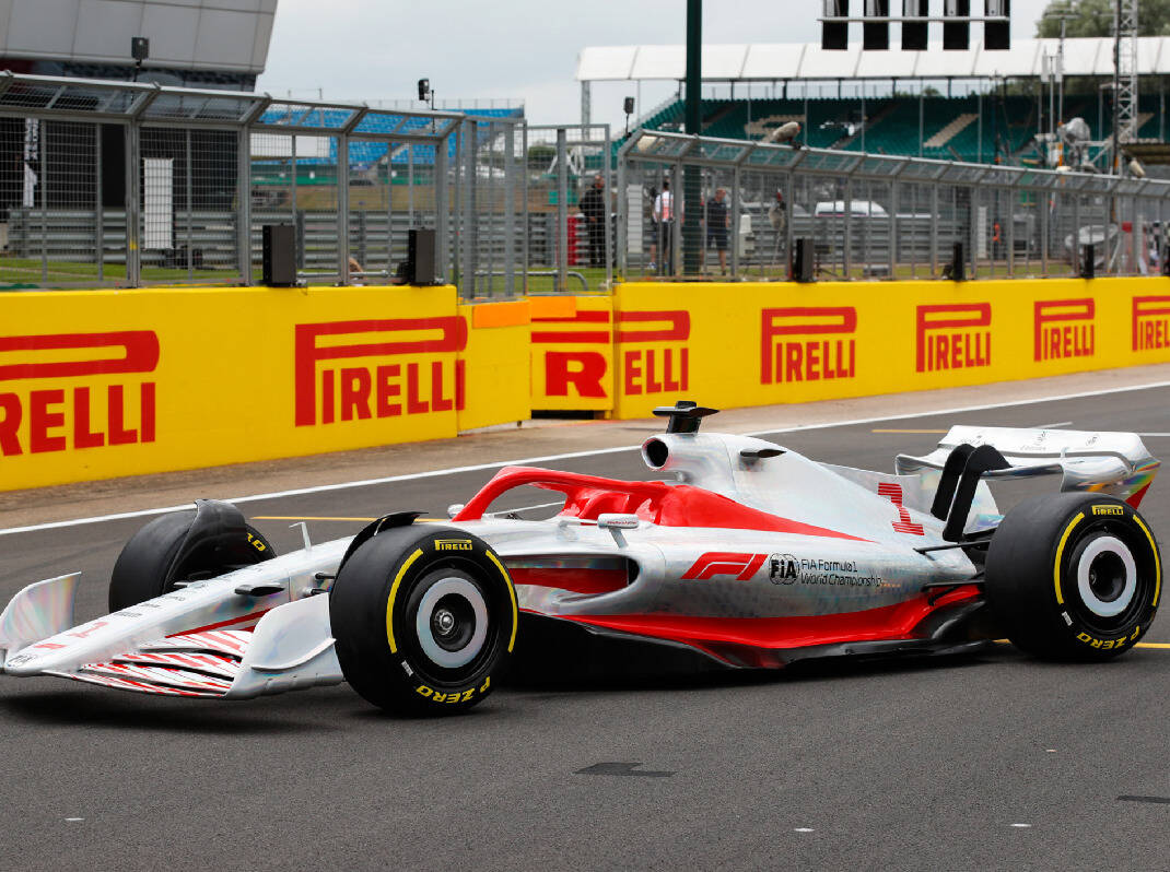 Foto zur News: Leclerc: 2022er-Formel-1-Autos erfordern "anderen Fahrstil in langsamen Kurven"