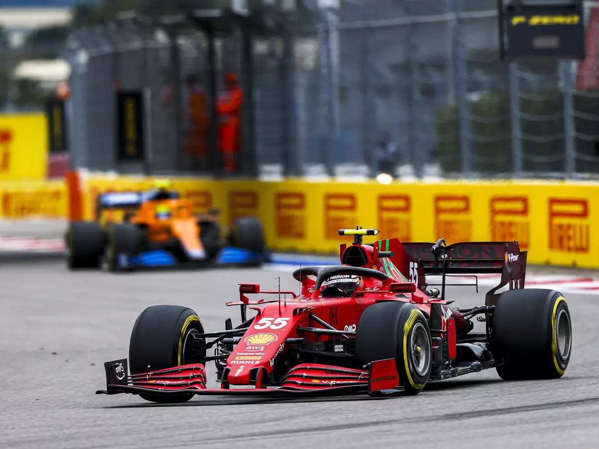 Carlos Sainz, Lando Norris Foto zur News: Ferrari-Sportdirektor: "Kampf mit McLaren war guter Gradmesser"