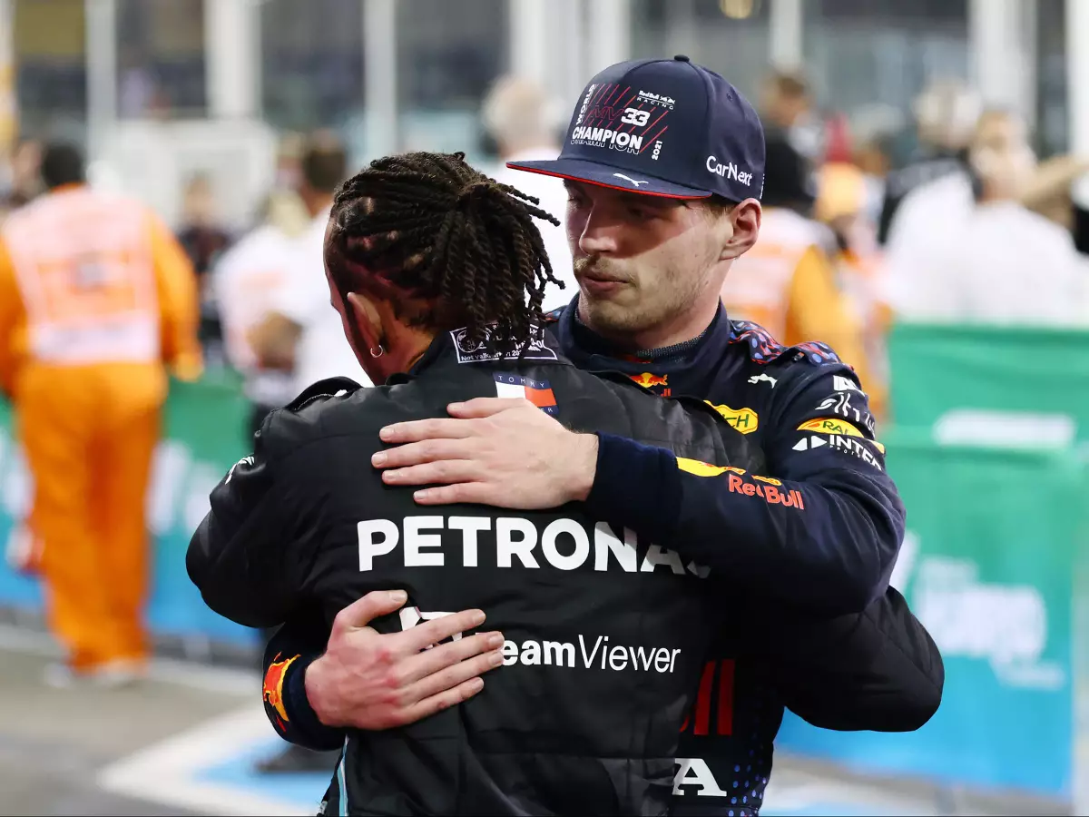 Lewis Hamilton gratuliert dem neuen Weltmeister Max Verstappen nach dem Finale in Abu Dhabi 2021 Foto zur News: Marc Surer: Was Verstappen besser kann als Hamilton