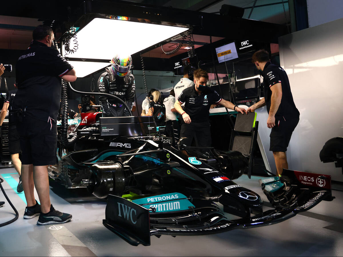 Foto zur News: Formel-1-Jahr 2022 eingeläutet: Mercedes lässt neuen W13 an!