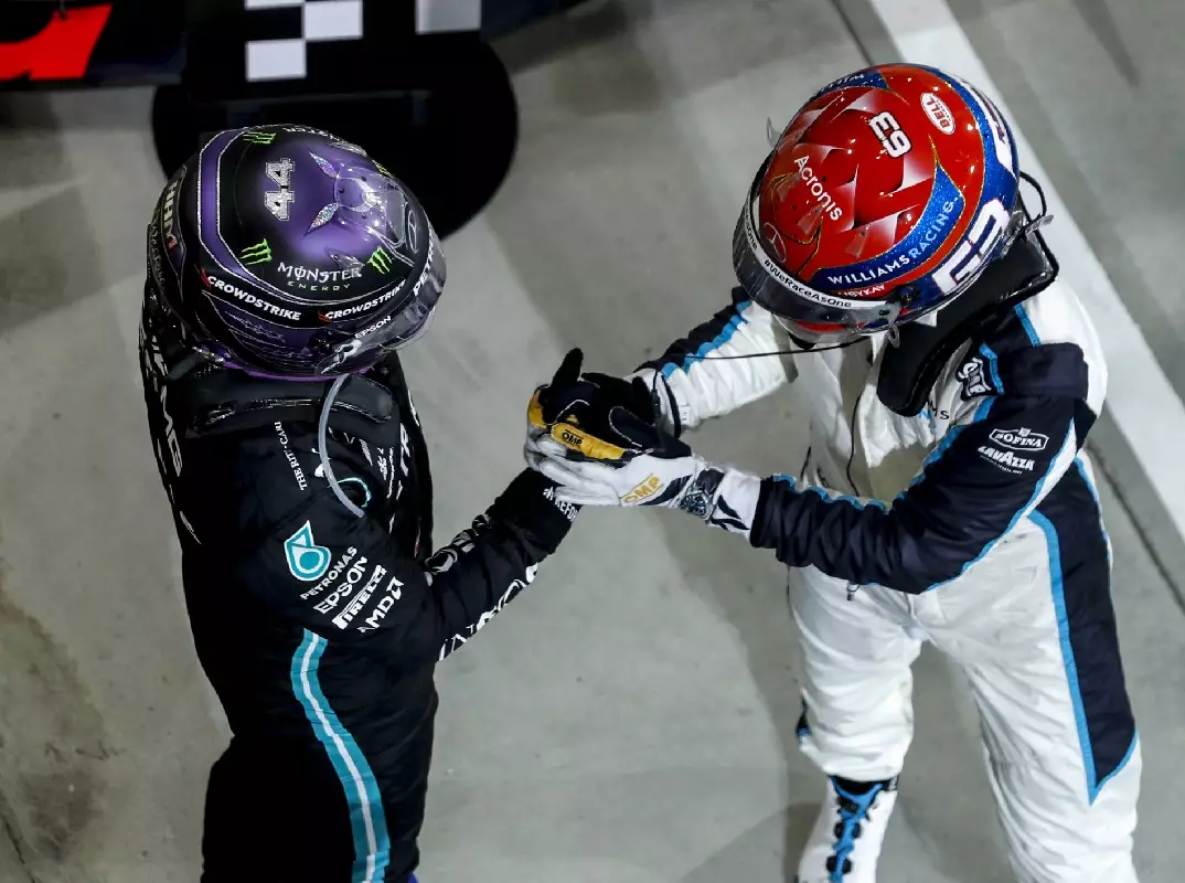 Lewis Hamilton, George Russell Foto zur News: Button: Russell und Hamilton werden sich "gegenseitig antreiben"
