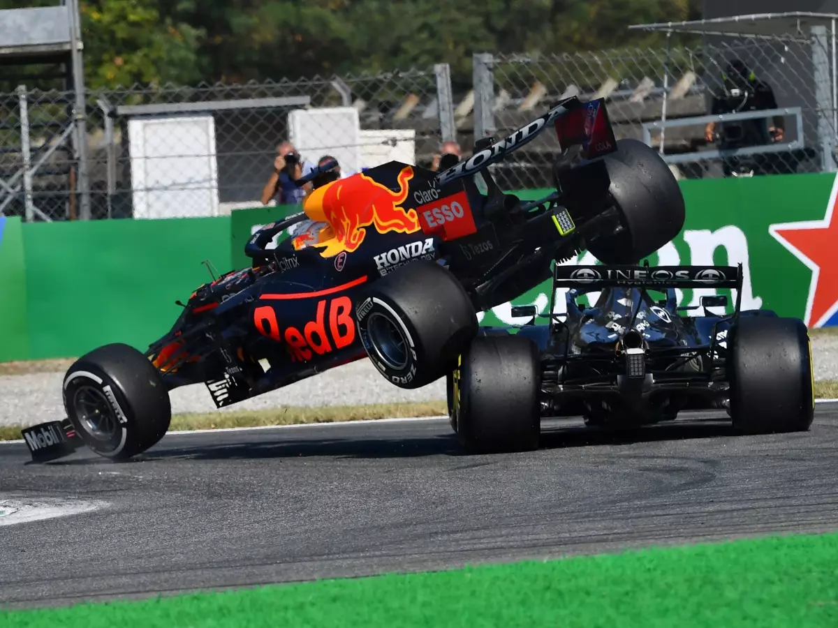 Max Verstappen (Red Bull RB16B) und Lewis Hamilton (Mercedes W12) kollidieren beim Formel-1-Rennen in Monza 2021 Foto zur News: Strafpunkte-Bilanz: Max Verstappen muss 2022 mächtig aufpassen!