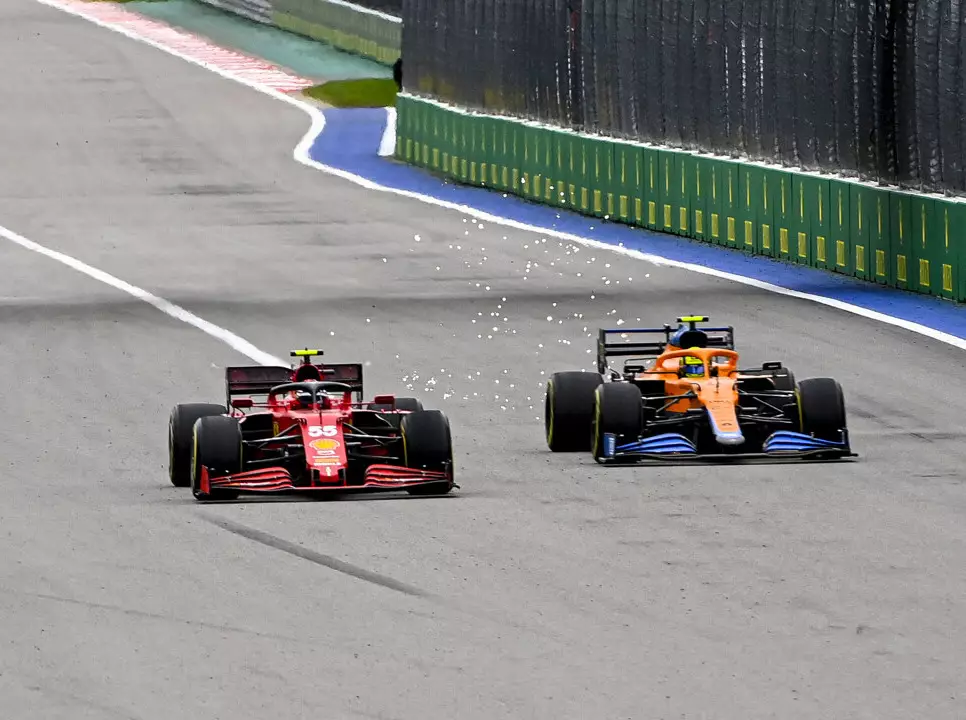 Carlos Sainz (Ferrari SF21) und Lando Norris (McLaren MCL35M) beim Formel-1-Rennen in Russland 2021 Foto zur News: Sainz hofft: Youngster auch im Kampf um den Sieg weiter fair?