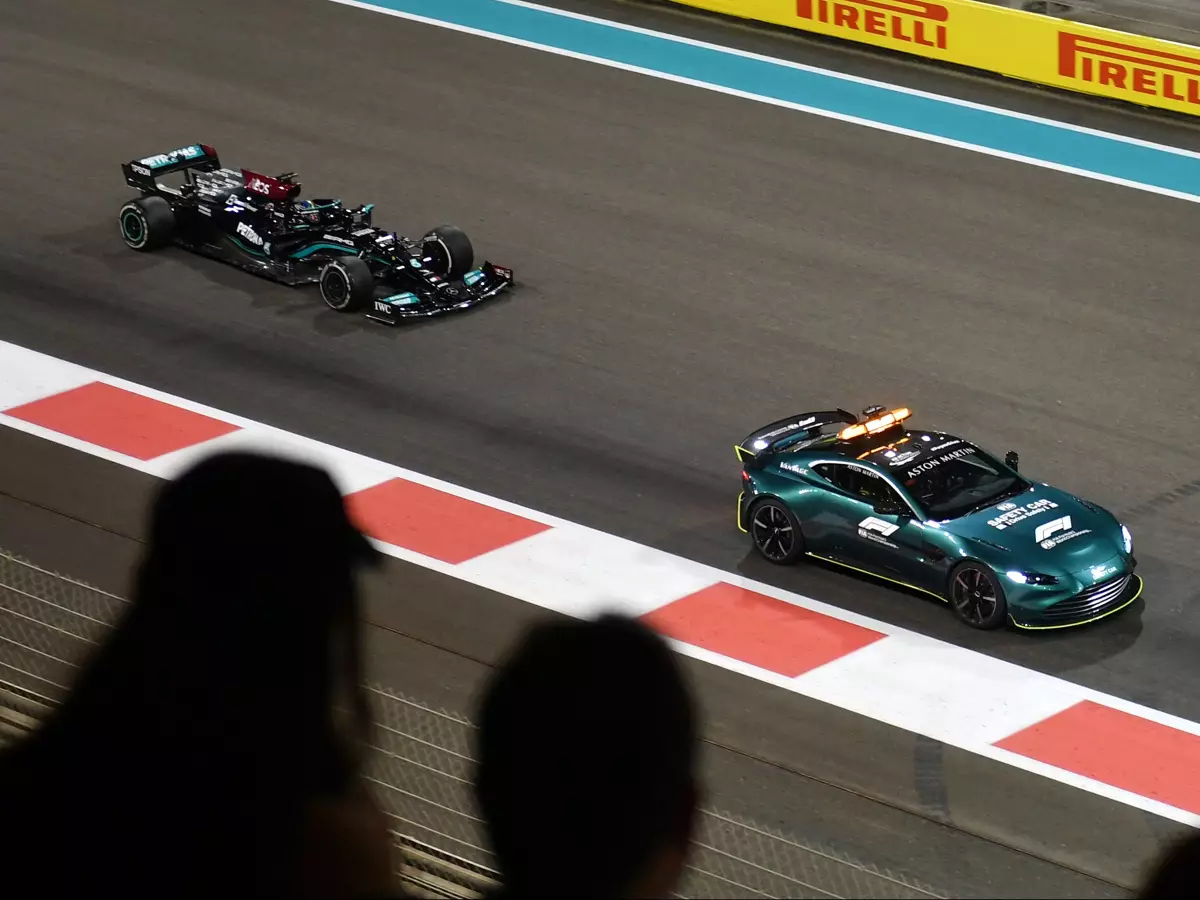 Lewis Hamilton (Mercedes) beim Formel-1-Finale 2021 in Abu Dhabi hinter dem Safety-Car Foto zur News: Jacques Villeneuve: WM-Finale 2021 war "auf jeden Fall gut für den Sport"