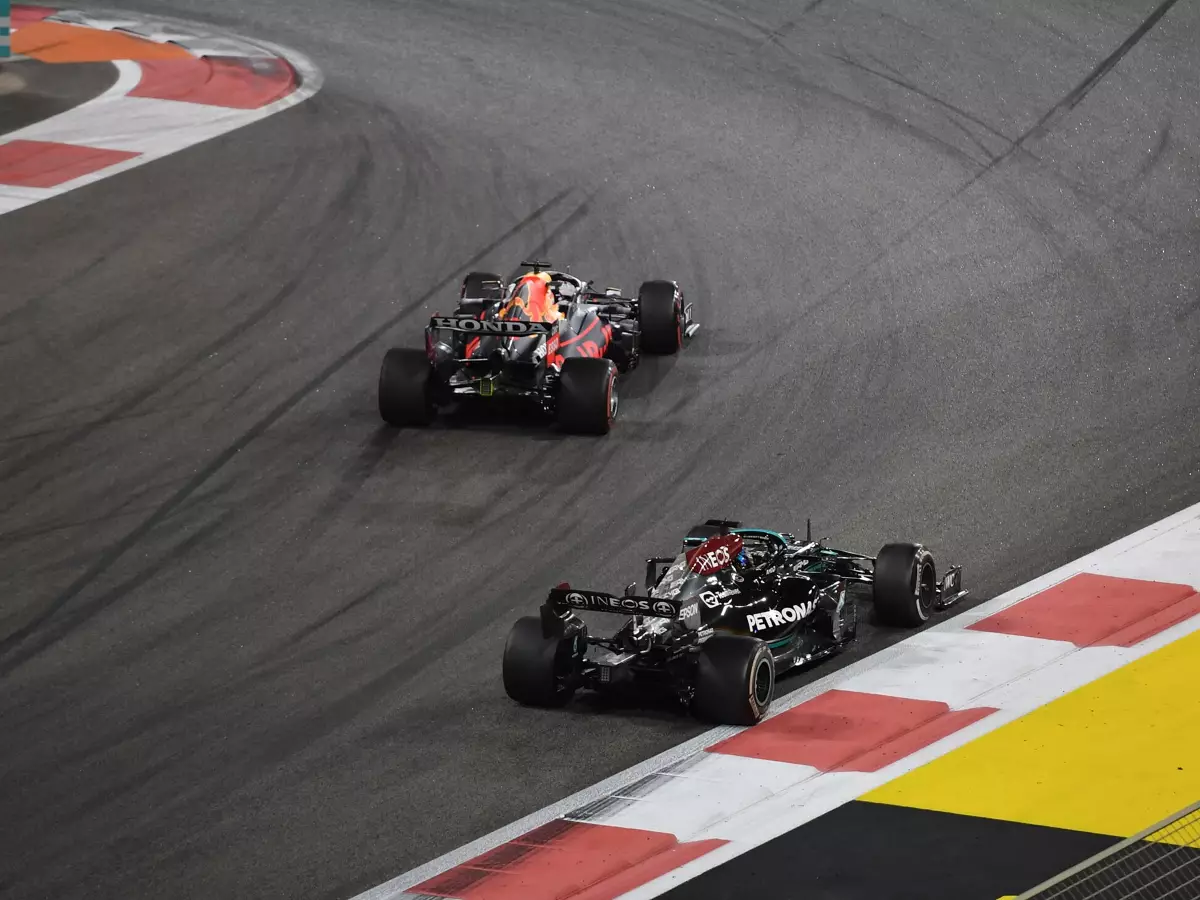 Max Verstappen, Lewis Hamilton Foto zur News: Romain Grosjean verteidigt Michael Masi: "Hat richtig entschieden"
