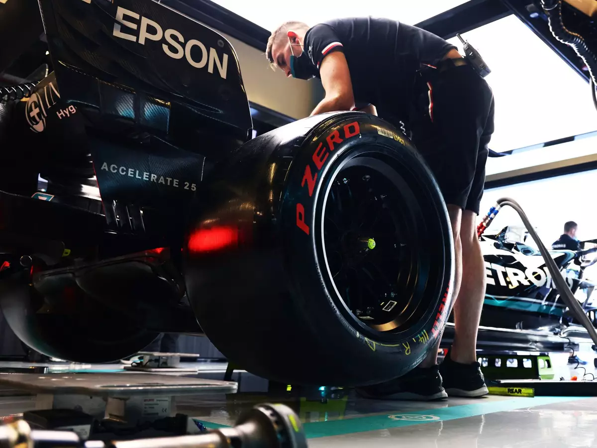 George Russell Foto zur News: Pirelli: Feste Reifenzuteilung bleibt auf Wunsch der Teams auch 2022