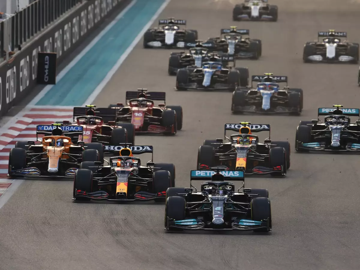 Lewis Hamilton, Max Verstappen, Sergio Perez, Lando Norris Foto zur News: FIA hofft: Abstand im Formel-1-Feld wird sich mit neuen Regeln halbieren