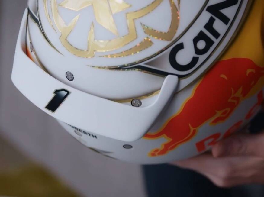 Foto zur News: F1-Weltmeister Max Verstappen zeigt neues Helmdesign für die Saison 2022