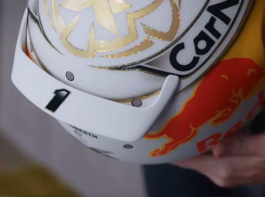 Max Verstappen Helm Foto zur News: F1-Weltmeister Max Verstappen zeigt neues Helmdesign für die Saison 2022