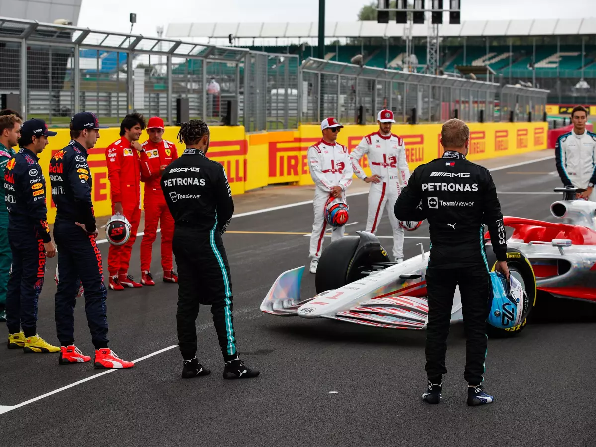 Sebastian Vettel, Sergio Perez, Max Verstappen, Carlos Sainz, Charles Leclerc, Lewis Hamilton, Kimi Räikkönen, Antonio Giovinazzi, Valtteri Bottas, George Russell Foto zur News: Carlos Sainz: "Das Auto 2022 ist ganz anders als das, was wir kennen"