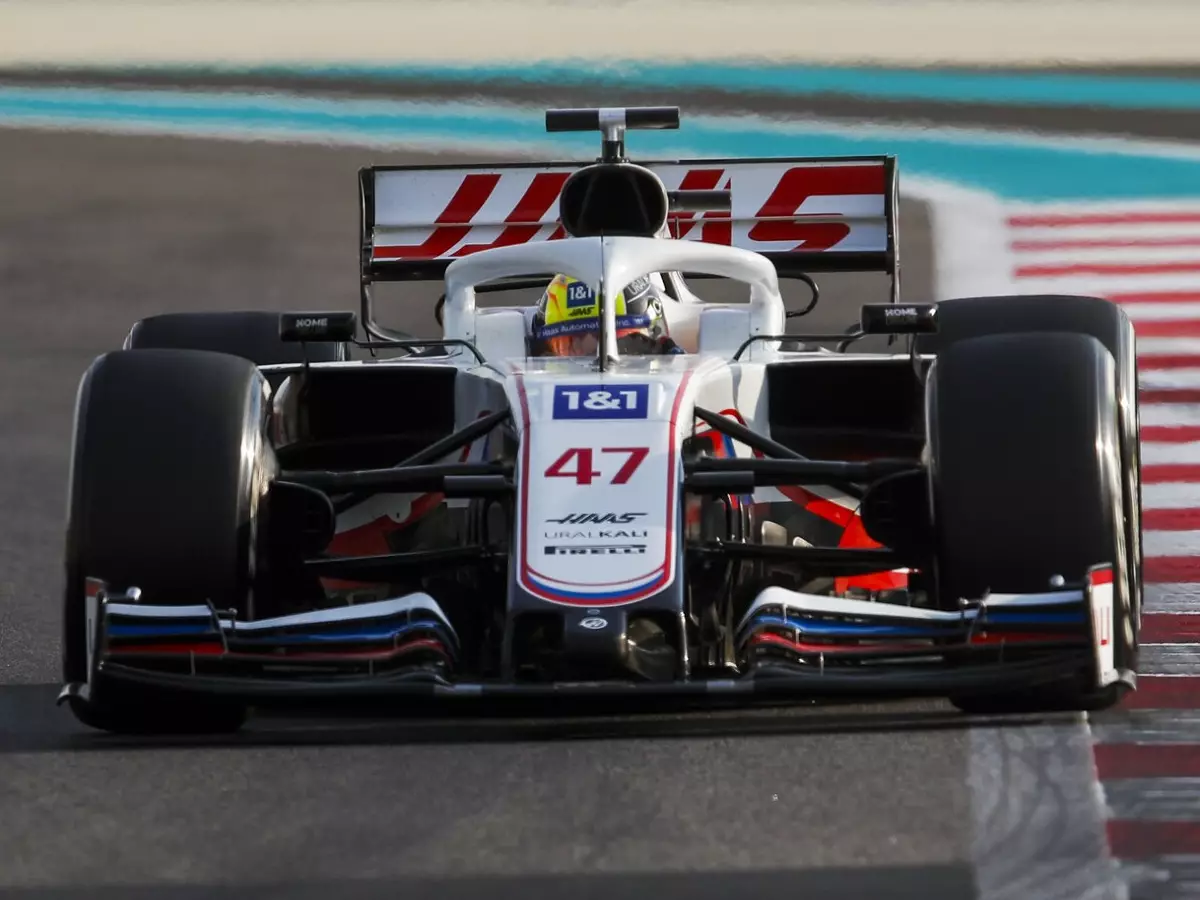 Mick Schumacher Foto zur News: VF-22: Haas zeigt Mick Schumachers neues Formel-1-Auto am Freitag