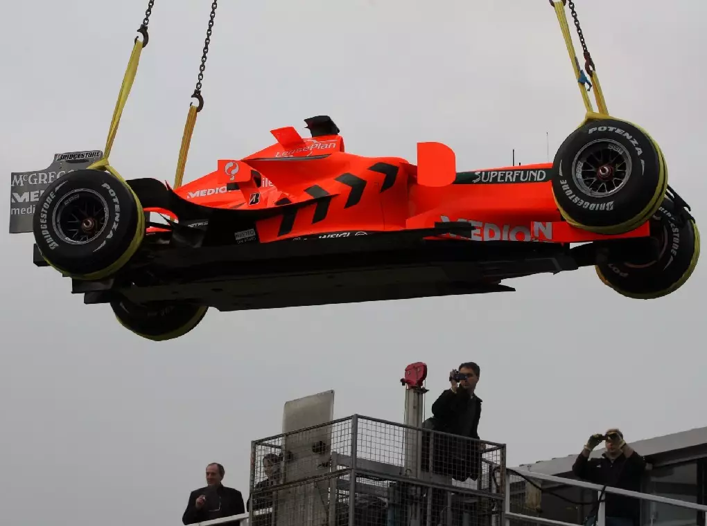 Der Spyker für die Formel-1-Saison 2007 am Haken bei der Präsentation in Silverstone Foto zur News: Video: Die zehn verrücktesten Formel-1-Präsentationen