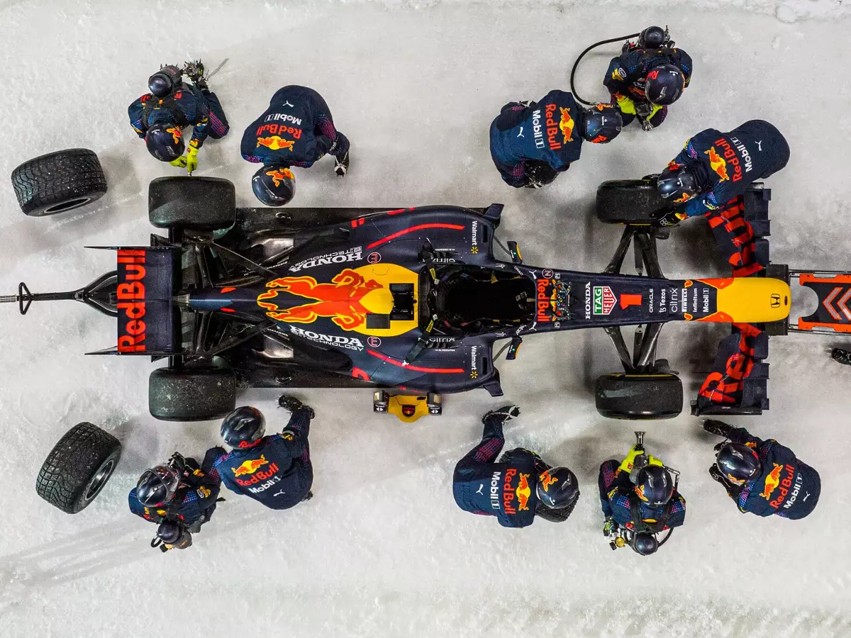 Max Verstappen pilotiert einen Red Bull RB8 mit der Startnummer 1 Foto zur News: Showrun auf Eis: Max Verstappen zeigt erstmals die Startnummer 1