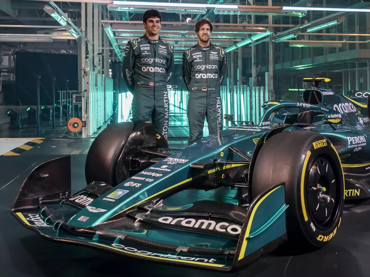 Lance Stroll und Sebastian Vettel mit dem neuen Aston Martin AMR22 für die Formel-1-Saison 2022 Foto zur News: Vettel über neue Formel-1-Autos: "Weiß nicht, ob mir das liegt"