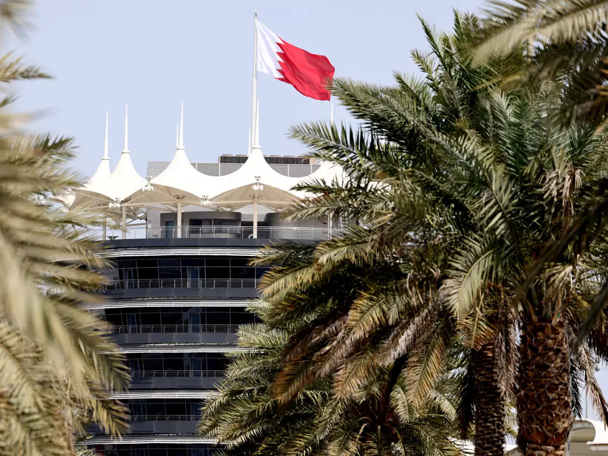 Flagge von Bahrain am Bahrain International Circuit in Sachir Foto zur News: Formel-1-Rennen bleibt langfristig in Bahrain: Neuer Vertrag bis 2036!