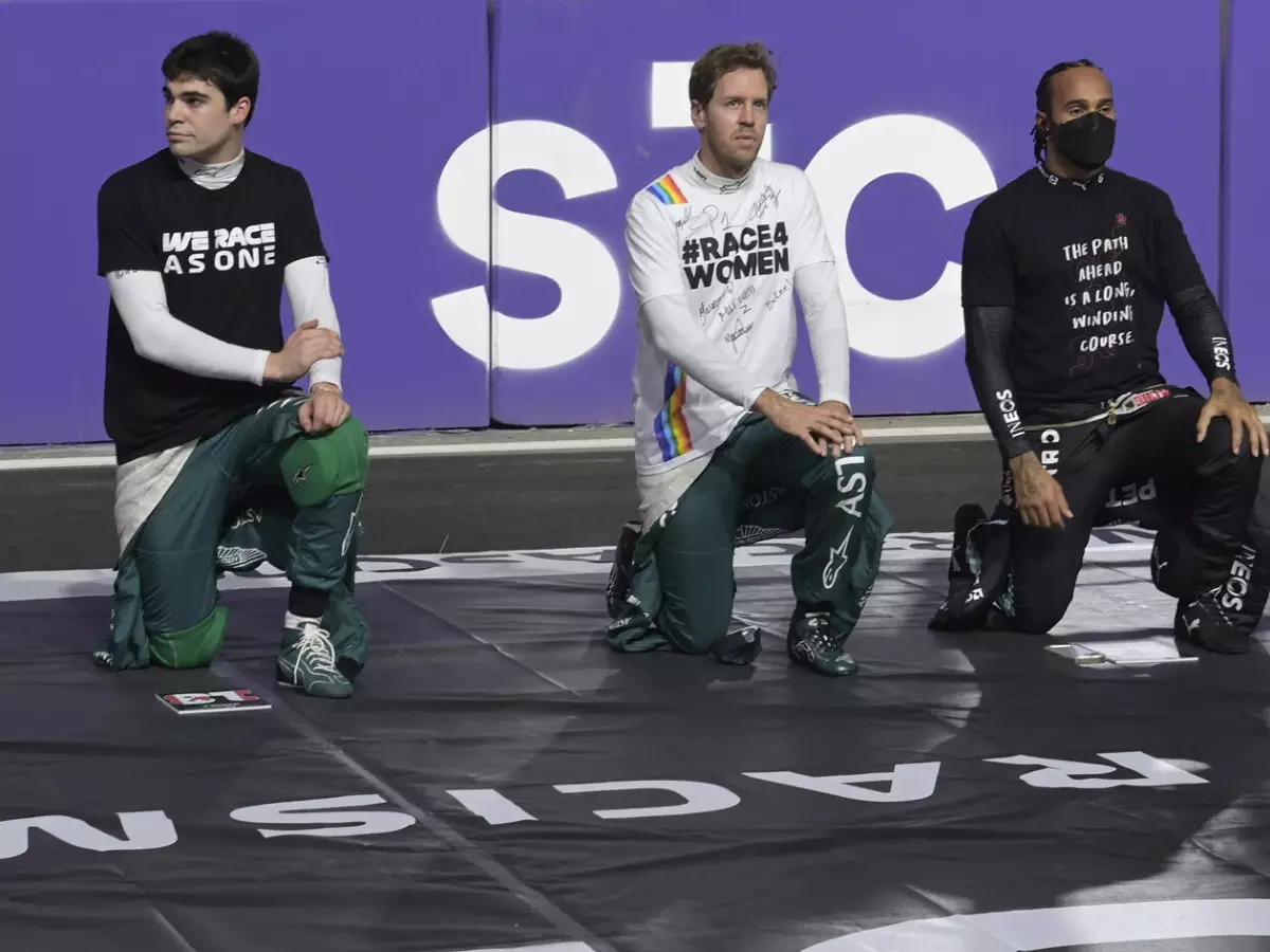 Kniegeste gegen Rassismus: Lance Stroll, Sebastian Vettel, Lewis Hamilton Foto zur News: Vettel überrascht von Streichung der F1-Kniegeste gegen Rassismus
