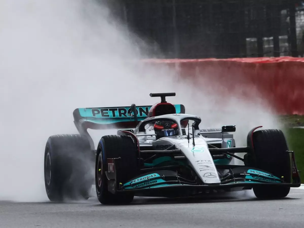 George Russell mit dem Mercedes W13 bei dessen Jungfernfahrt in Silverstone vor der Formel-1-Saison 2022 Foto zur News: Mercedes-Shakedown in Silverstone: Russell fährt W13 vor Hamilton