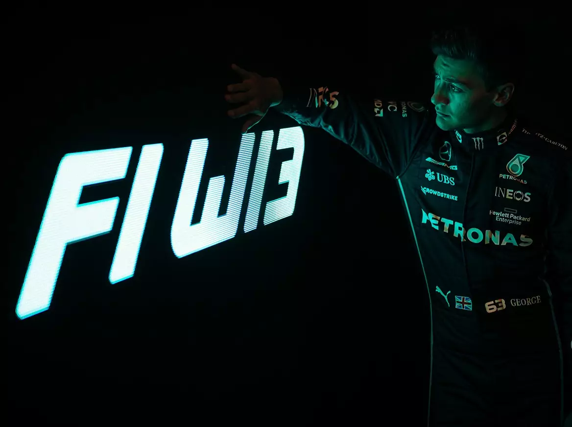 George Russell mit dem Schriftzug F1 W13, der Bezeichnung für sein Mercedes-Auto in der Formel 1 2022 Foto zur News: George Russell: Wollte früher zu Mercedes, aber 2022 ist "perfekt"