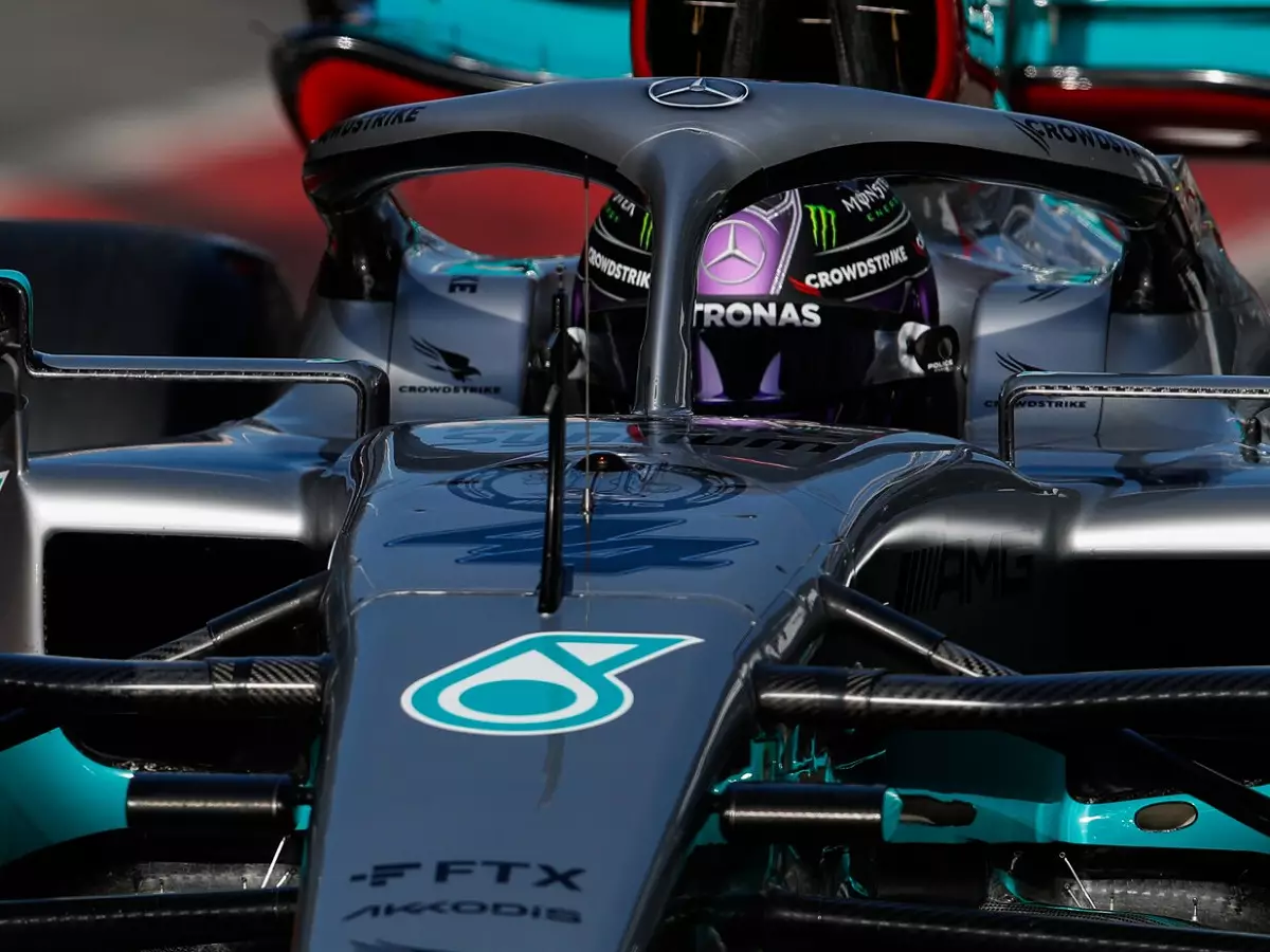 Lewis Hamilton Foto zur News: Lewis Hamilton: "Mein Team macht keine Fehler!"