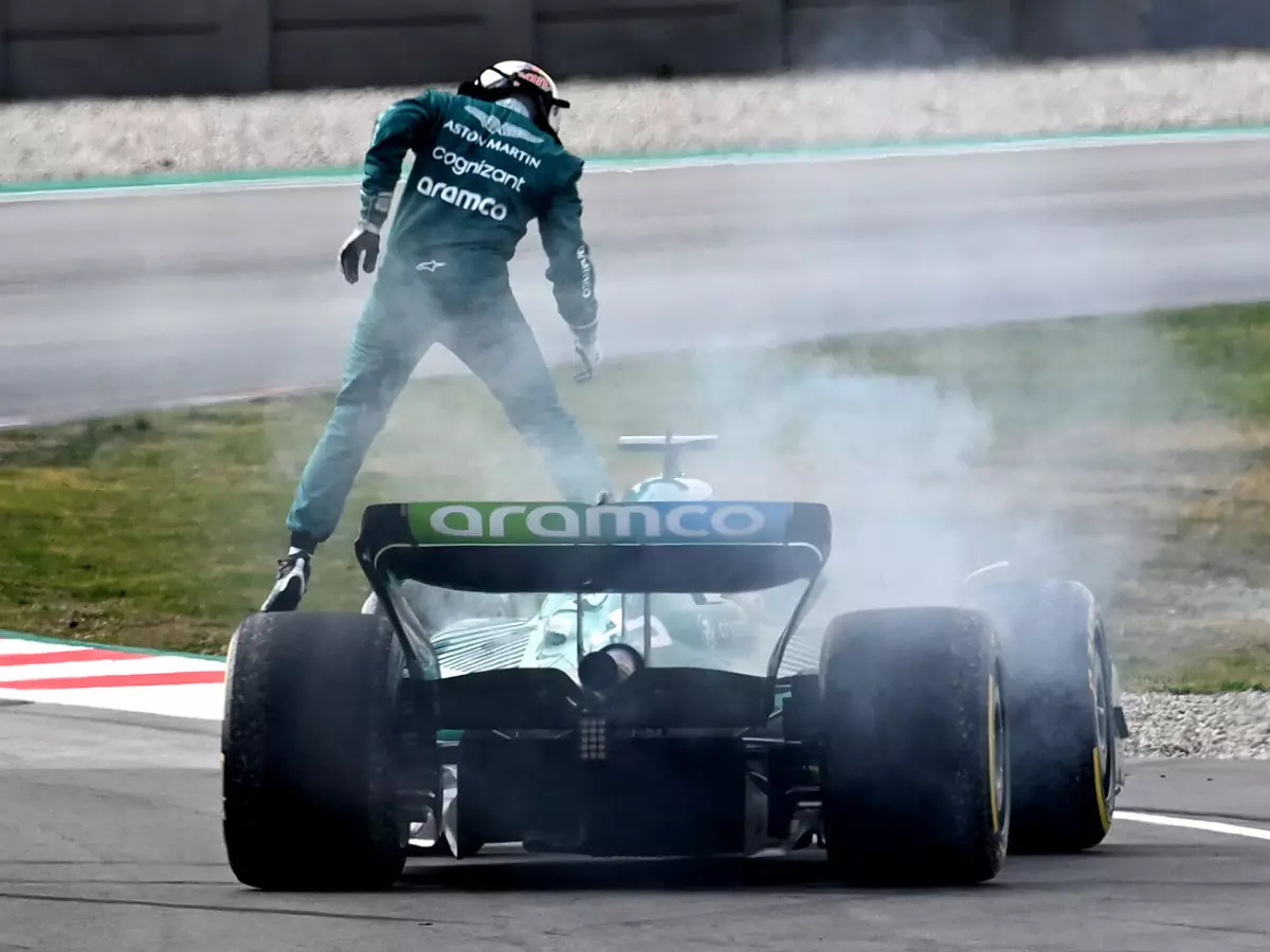 Foto zur News: Sebastian Vettel: Feuer beendet Aston Martins Barcelona-Test vorzeitig