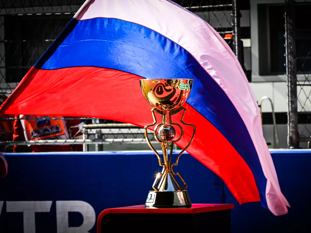 Russische Flagge Foto zur News: DMSB schließt russische und belarussische Motorsportler aus