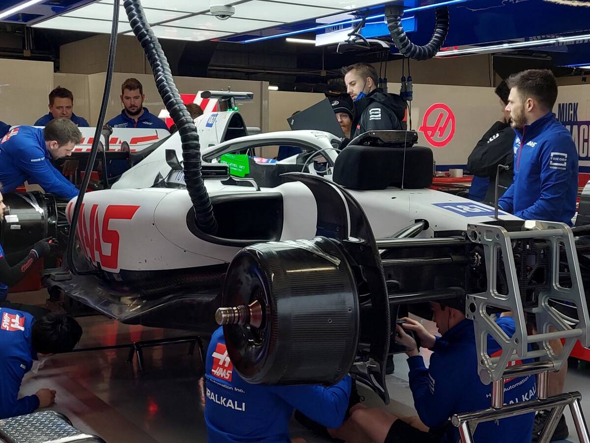 Foto zur News: Nach Transportproblemen: Haas startet verspätet in Formel-1-Test in Bahrain