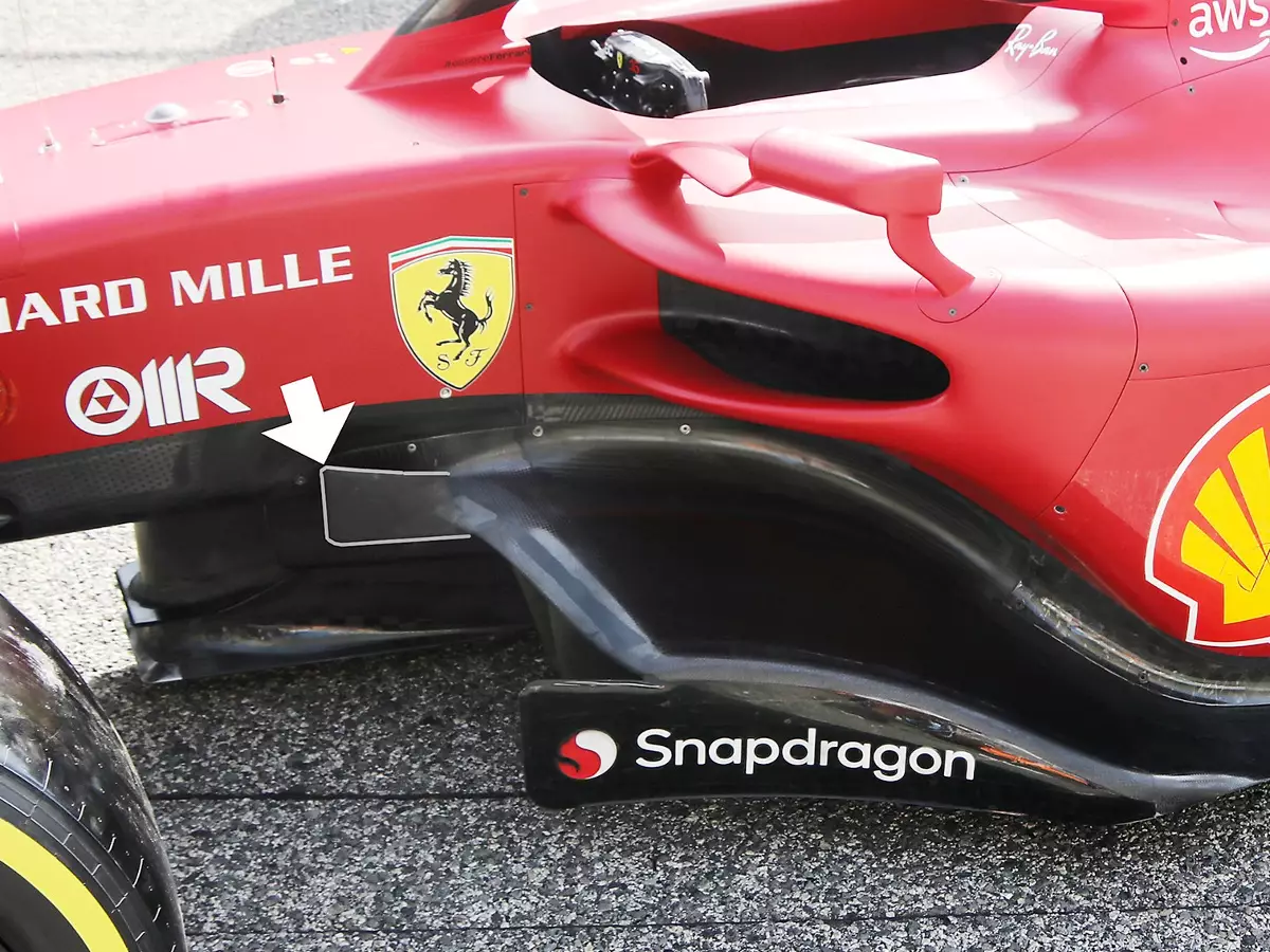 Update am Ferrari F1-75 in der zweiten Woche der Formel-1-Wintertests 2022 Foto zur News: Bahrain-Test: Ferrari führt verbesserten Unterboden ein
