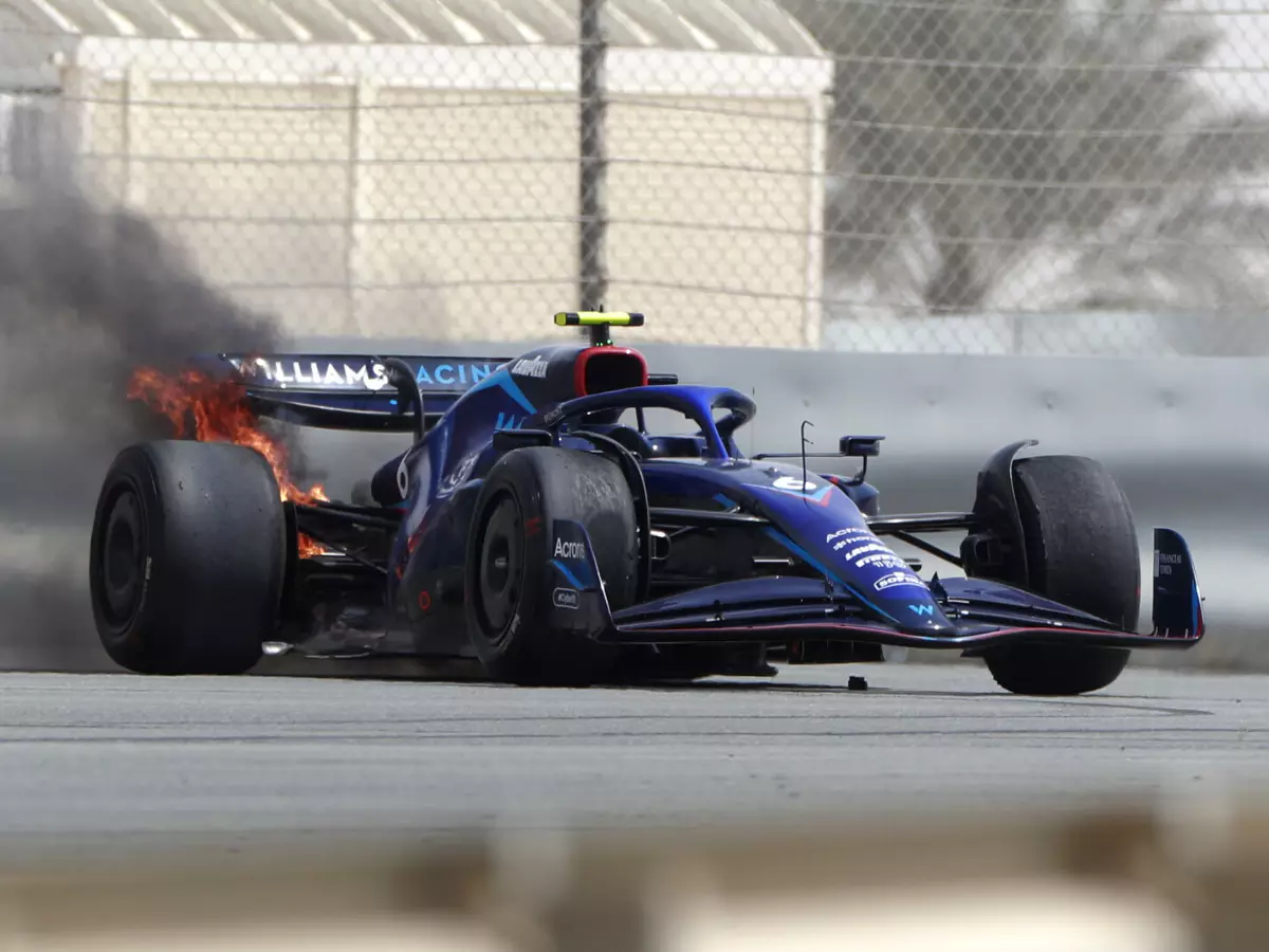 Foto zur News: F1-Test Bahrain: Vettel-Defekt, Williams-Explosion #AND# rosa Bestzeit