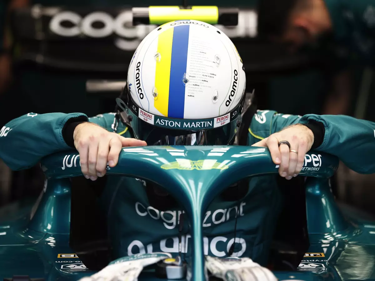 Sebastian Vettel Foto zur News: Sebastian Vettel und sein Ukraine-Helm: "Wünschte, es gäbe keinen Grund dafür"