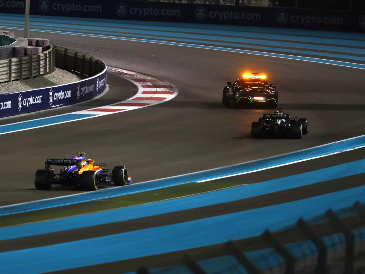 Lewis Hamilton, Lando Norris Foto zur News: FIA optimiert umstrittene Safety-Car-Regel nach Abu-Dhabi-Fiasko