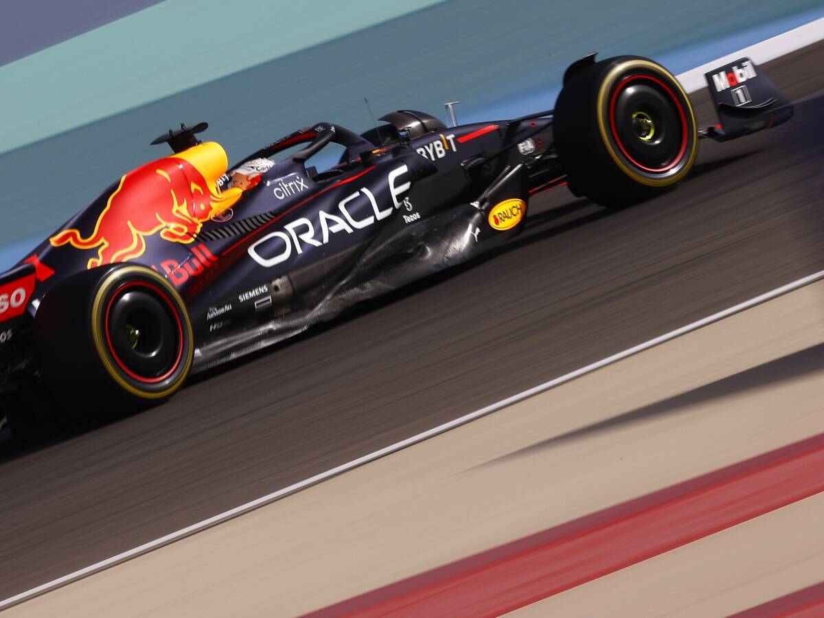 Foto zur News: F1-Training Bahrain: Verstappen fährt im Schongang Bestzeit