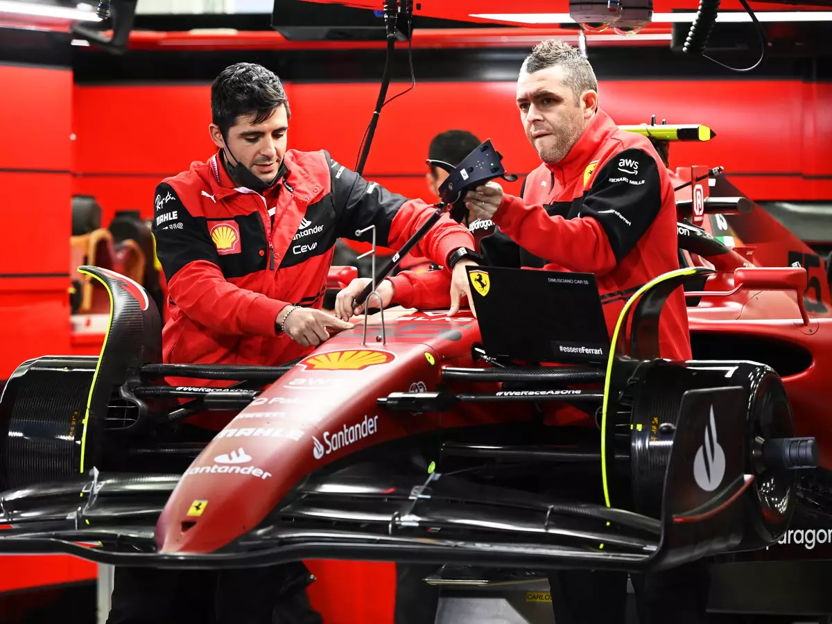 Ferrari-Mechaniker arbeiten am F1-75 Foto zur News: "Ferrari-Motoren sind definitiv wieder dort, wo sie 2019 waren"