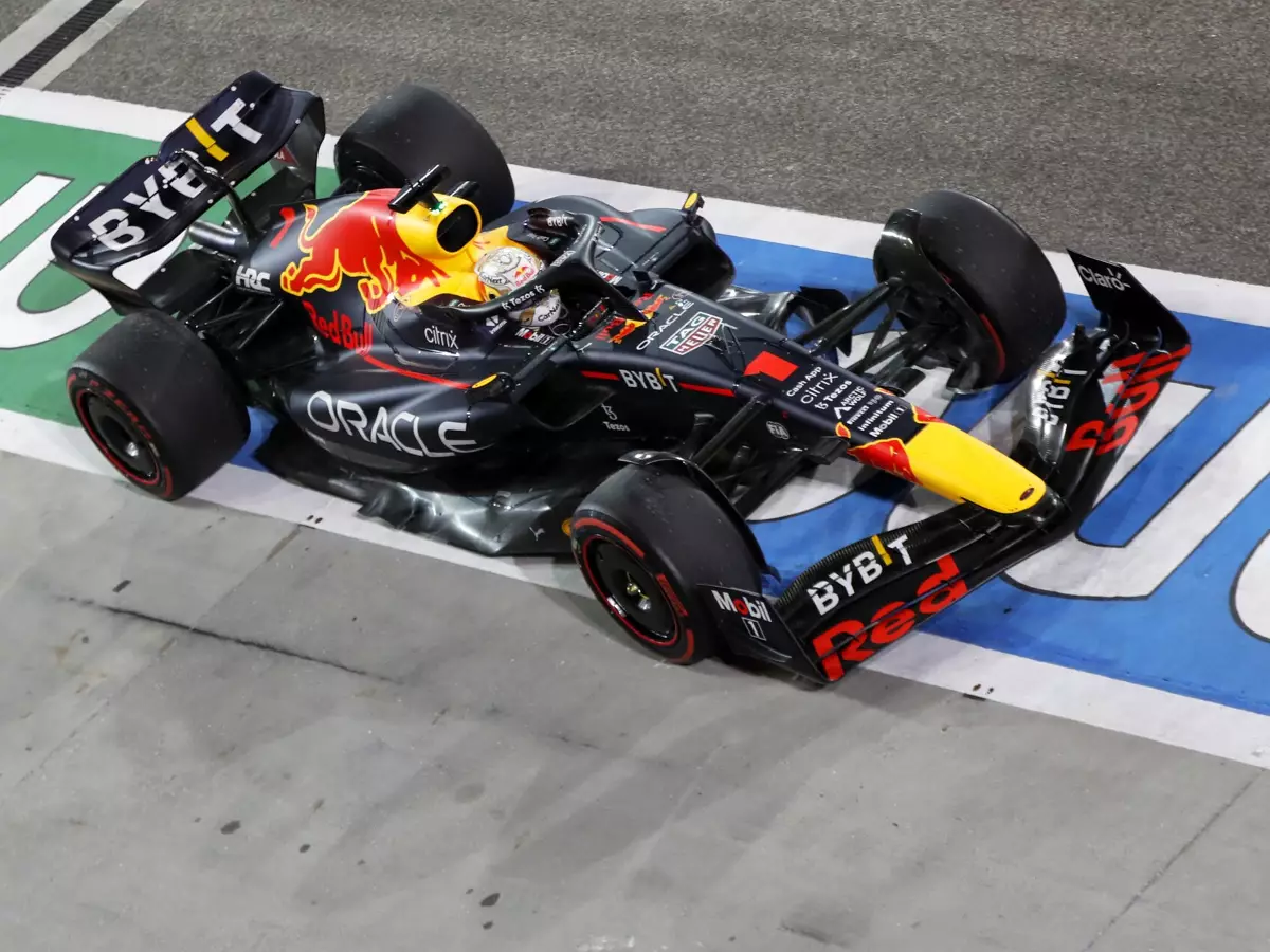 Max Verstappen im Red Bull RB18 beim Formel-1-Auftakt 2022 in Bahrain Foto zur News: Red Bull: Lösungsansatz für Bahrain-Defekt einsatzbereit